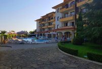 Двухкомнатный апартамент с видом на море на первой линии в Равде