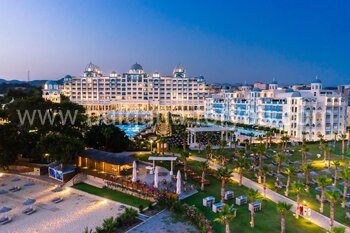 Двухкомнатная квартира в отеле Sunset Resort на первой линии в Поморие