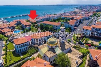 Трехэтажная вилла на первой линии на курорте Святой Влас