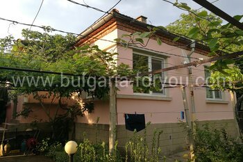 Капитальный дом с участком в селе Подвис - 40 км от Бургаса